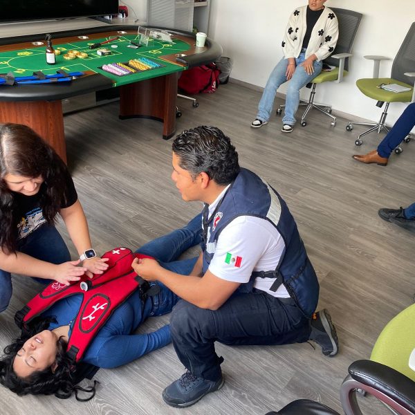 Curso de Primeros Auxilios para Brigadas: Por qué la teoría no salva vidas (Entrenamiento Real)