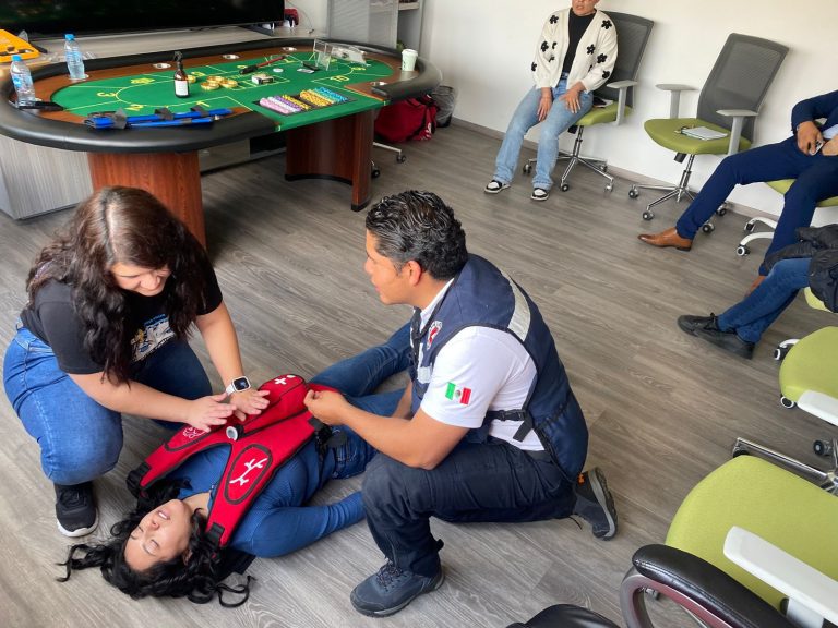 Lee más sobre el artículo Curso de Primeros Auxilios para Brigadas: Por qué la teoría no salva vidas (Entrenamiento Real)