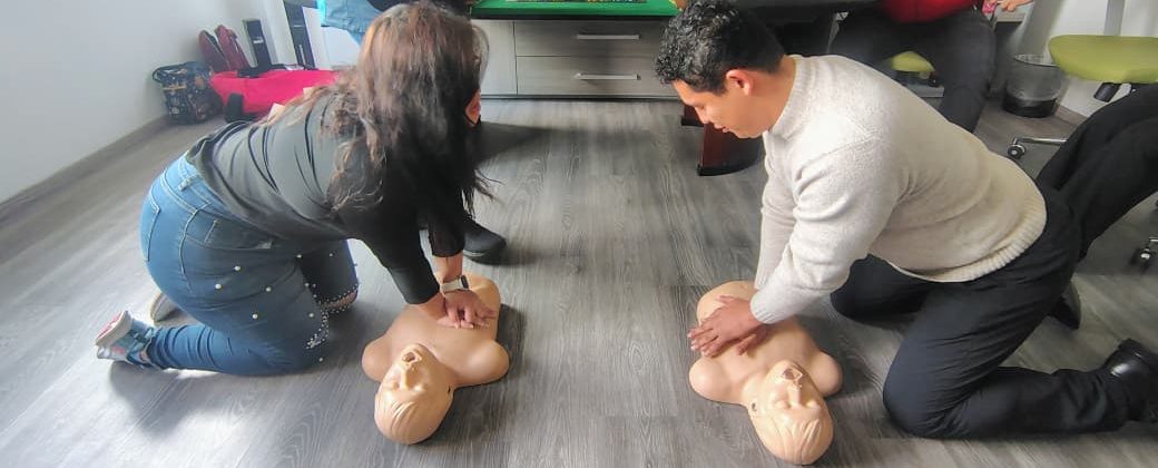 Lee más sobre el artículo Capacitación en uso del DEA y primeros auxilios: preparación que salva vidas