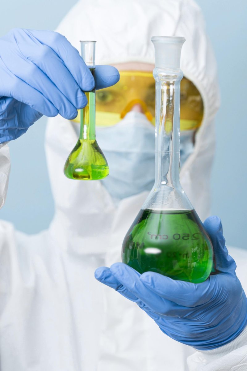 cientifico-de-vista-frontal-con-productos-quimicos-verdes cientifico-de-vista-frontal-con-productos-quimicos-verdes