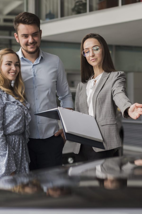 concesionario-de-automoviles-mostrando-un-automovil-una-pareja