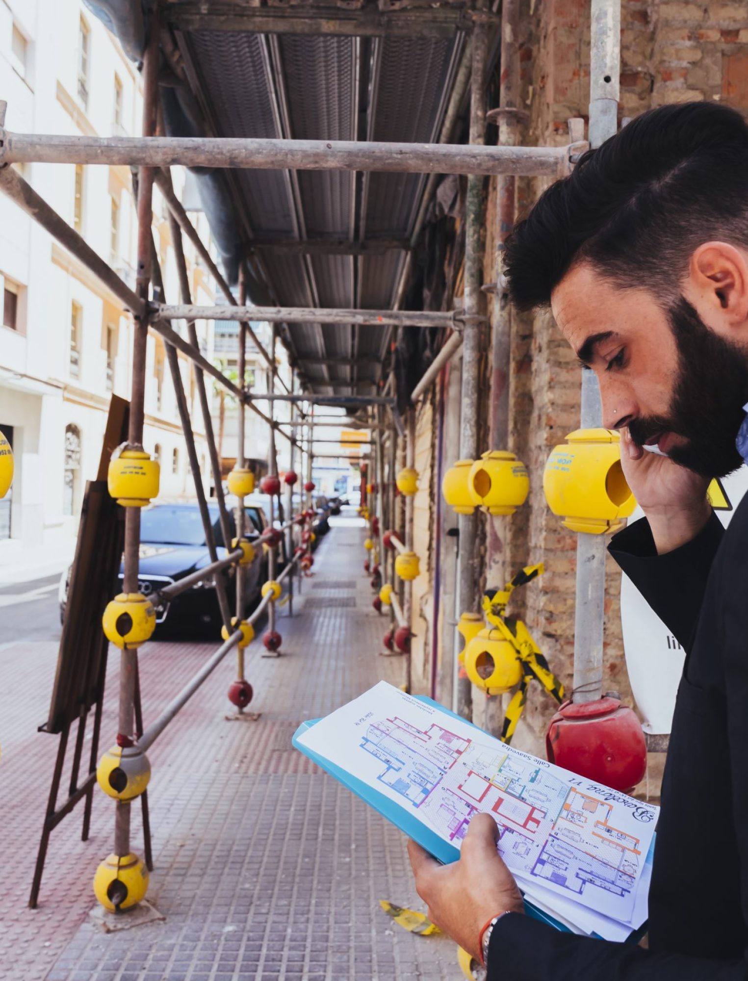 hombre-de-negocios-joven-trabajando-y-hablando-por-telefono
