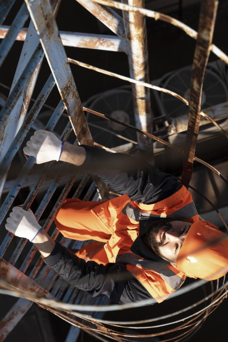 hombre-de-trabajo-de-tiro-completo-subiendo-escalera hombre-de-trabajo-de-tiro-completo-subiendo-escalera