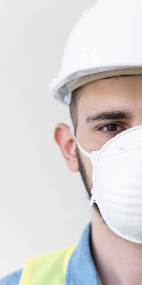 hombre-vestido-con-un-equipo-de-proteccion-industrial-especial hombre-vestido-con-un-equipo-de-proteccion-industrial-especial