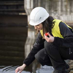 ingeniero-ambiental-obteniendo-toma-completa-de-muestra-de-agua