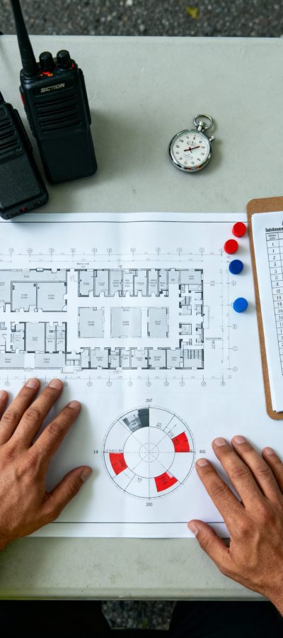seedream-4.0_Puesto_de_Comando_de_Incidente_“Plano_cenital_de_mapa_del_edificio_radios_cron-0