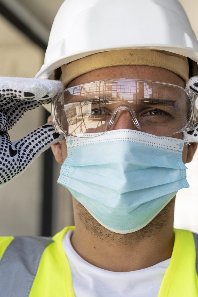 trabajador-con-gafas-de-seguridad-en-un-sitio-en-construccion trabajador-con-gafas-de-seguridad-en-un-sitio-en-construccion