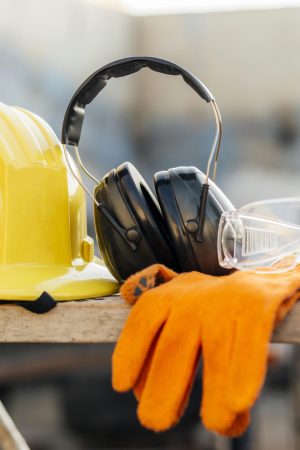 vista-frontal-de-gafas-protectoras-con-casco-y-auriculares