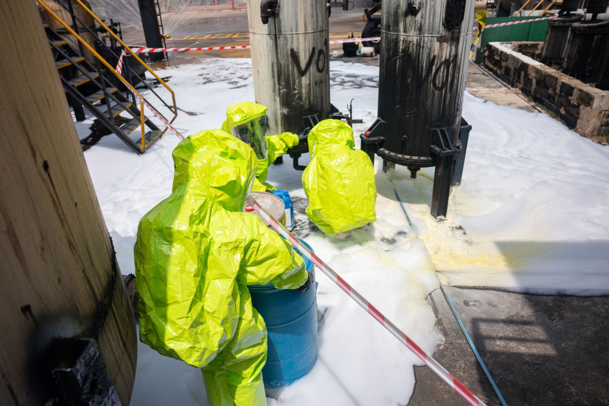 Lee más sobre el artículo Manejo de Derrames Químicos: Procedimientos, control y capacitación especializada